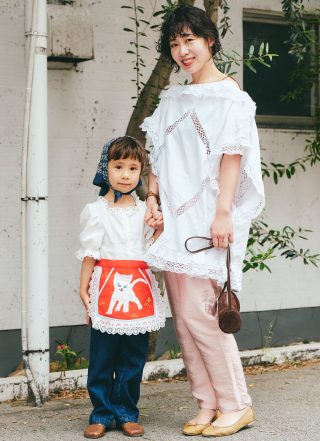 ネコのエプロンに視線集中！ 白ブラウスをリンクした親子コーデ