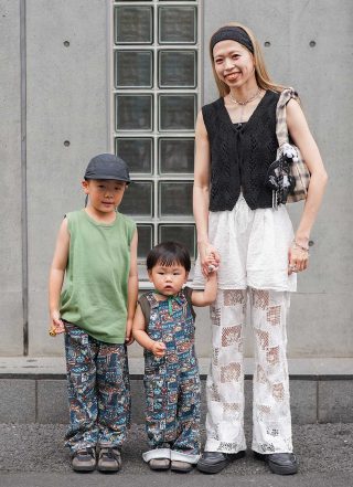 『ミーシャアンドパフ』で兄弟リンク！ ママはモノトーンを夏らしく昇華